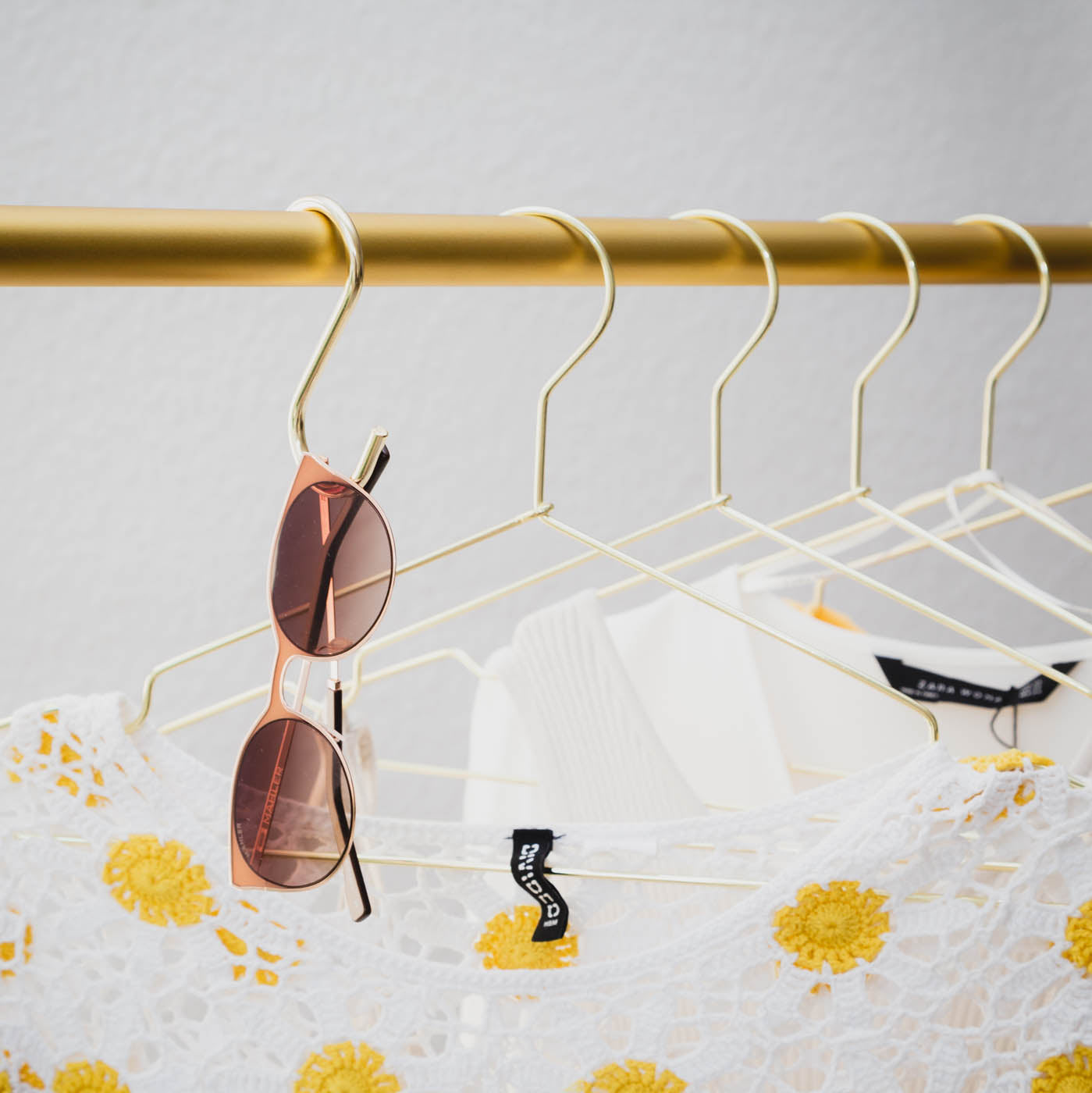 Garderobenstange mit Sonnenbrille und Kleiderbügeln aus Metall in Gold
