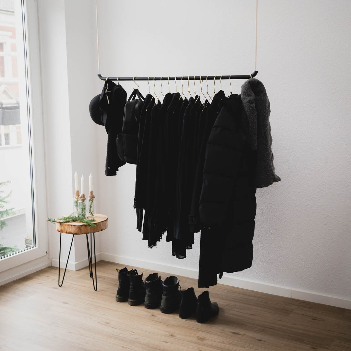 Kleiderstangen Deckenmontage an der platzsparend viele Kleider aufgehängt werden können
