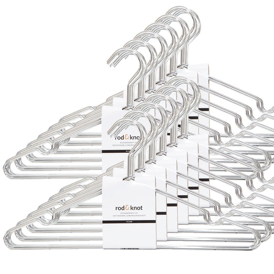 Ein Set Kleiderbügel aus stabilem Metall (Bundles) der Marke „rod & knot“ in ordentlichen Stapeln angeordnet. Jeder Stapel ist mit einem weißen Papierband zusammengehalten, auf dem das Logo der Marke und Produktdetails aufgedruckt sind. Die Kleiderbügel haben ein einfaches, geschwungenes Design mit Haken zum Aufhängen von Kleidung und bieten platzsparende Aufbewahrung.